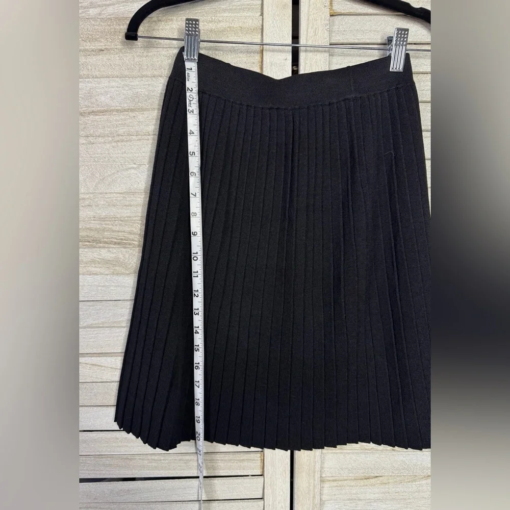 St. John Basics Black Pleated A-Line Skirt Size 6 Luxe Knit Classic Preppy